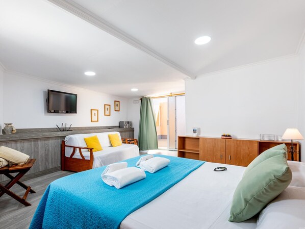 1 chambre, fer et planche à repasser, accès Internet