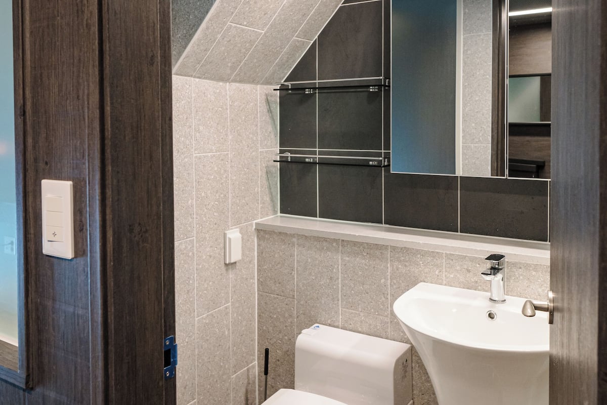 Dark Deluxe Room (Free spa and coffee for 2) | Baño | Regadera, secadora de cabello, toallas, shampoo