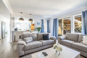 Una Smart TV, una chimenea