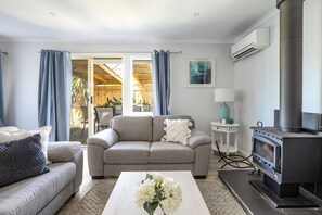 Smart TV, fireplace