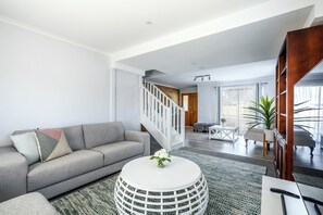 Una Smart TV, una chimenea