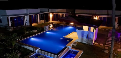 Bluewaves Hostel & Villa Panagsama by Hiverooms