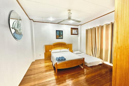 Standard Room, 1 Queen Bed, Shared Bathroom | Free WiFi, bed sheets