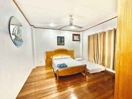 Standard Room, 1 Queen Bed, Shared Bathroom | Free WiFi, bed sheets