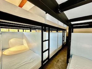Dormitório compartilhado com design assinado, em dormitório misto, banheiro compartilhado | Wi-Fi de cortesia, roupa de cama