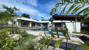 Hồ bơi ngoài trời 