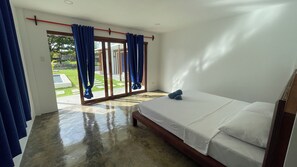 Chambre Signature, 1 très grand lit, vue sur la piscine | Accès au Wi-Fi (inclus), literie fournie