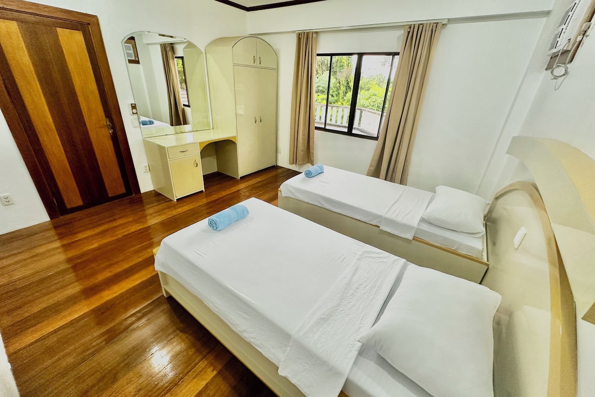Standard Twin Room, 2 Single Beds, Shared Bathroom