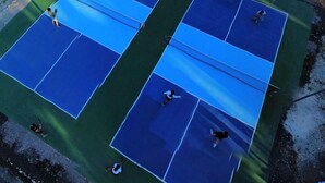Ein Außen-Tennisplatz mit vier Spielfeldern.