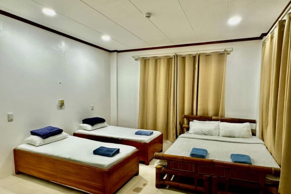 Comfort vierpersoonskamer, Meerdere bedden, privébadkamer | Gratis wifi, beddengoed