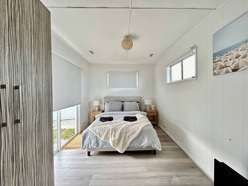 Mountain-View Escape-3BR Retreat with Scenic Views
