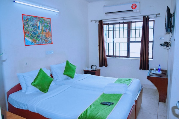 Classic Room | Desk, free WiFi, bed sheets - Naksha Tree Hotels Kishore Inn - Koyambedu (Chennai)