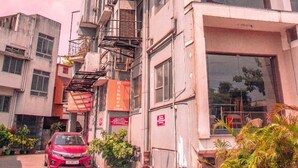 A building with signage for 'nakshatree hotels' and 'STRANJEE'. - Naksha Tree Hotels Kishore Inn - Koyambedu (Chennai)