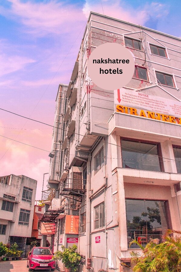 Un bâtiment portant une enseigne indiquant « Nakshatree Hotels » et « Stranjee ».