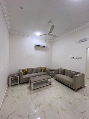 Classic Suite, Desert View | Living area