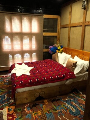 ห้องดีลักซ์ดับเบิล, วิวภูเขา | ตู้นิรภัยในห้องพัก, โต๊ะทำงาน, พื้นที่ทำงานแบบใช้แล็ปท็อป, ผ้าม่านกันแสง