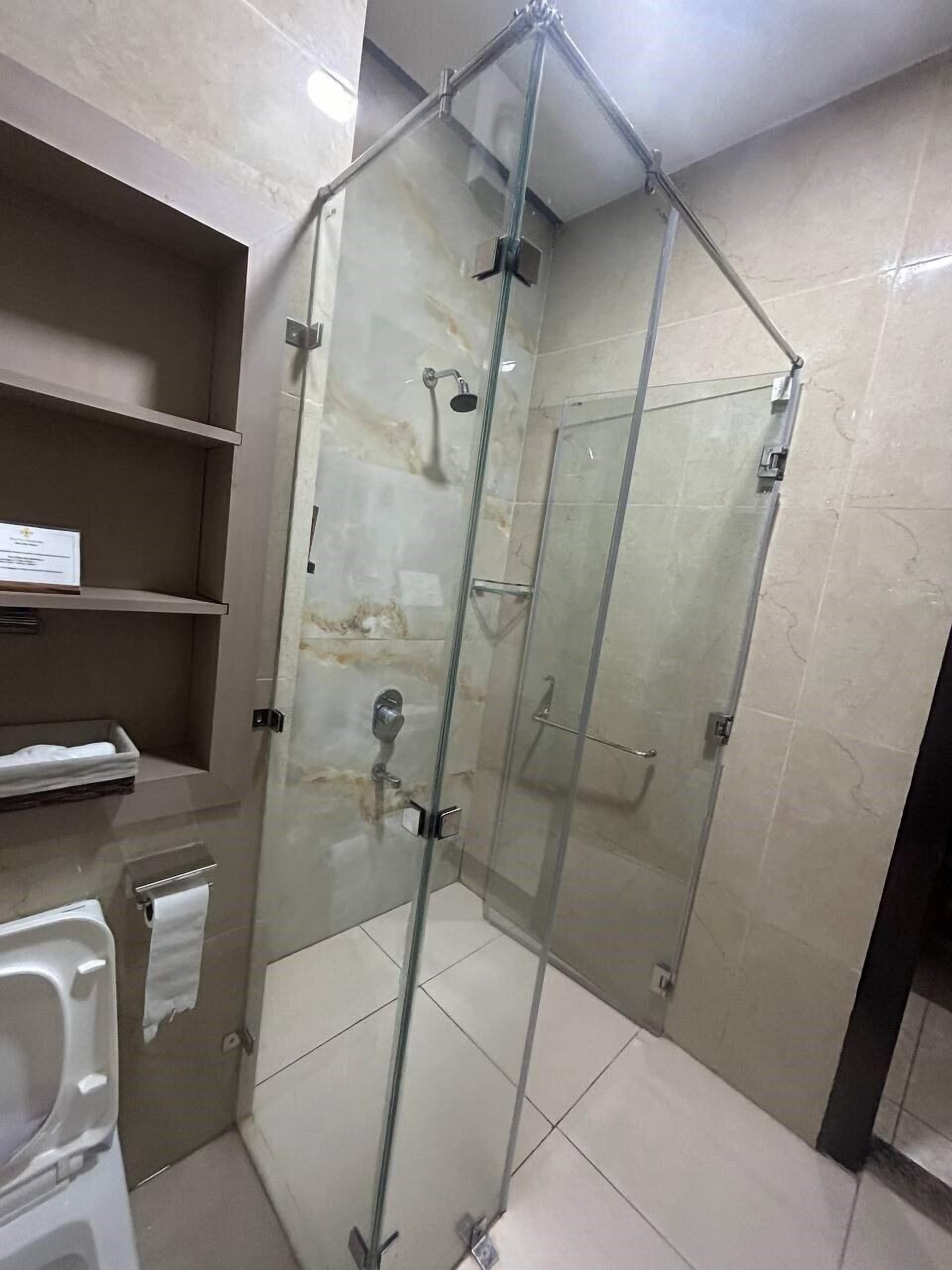 Caja de seguridad en la habitación y escritorio 