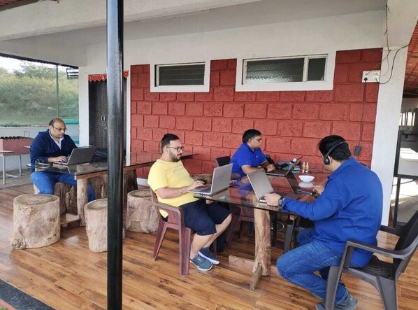 تناول الطعام بالخارج