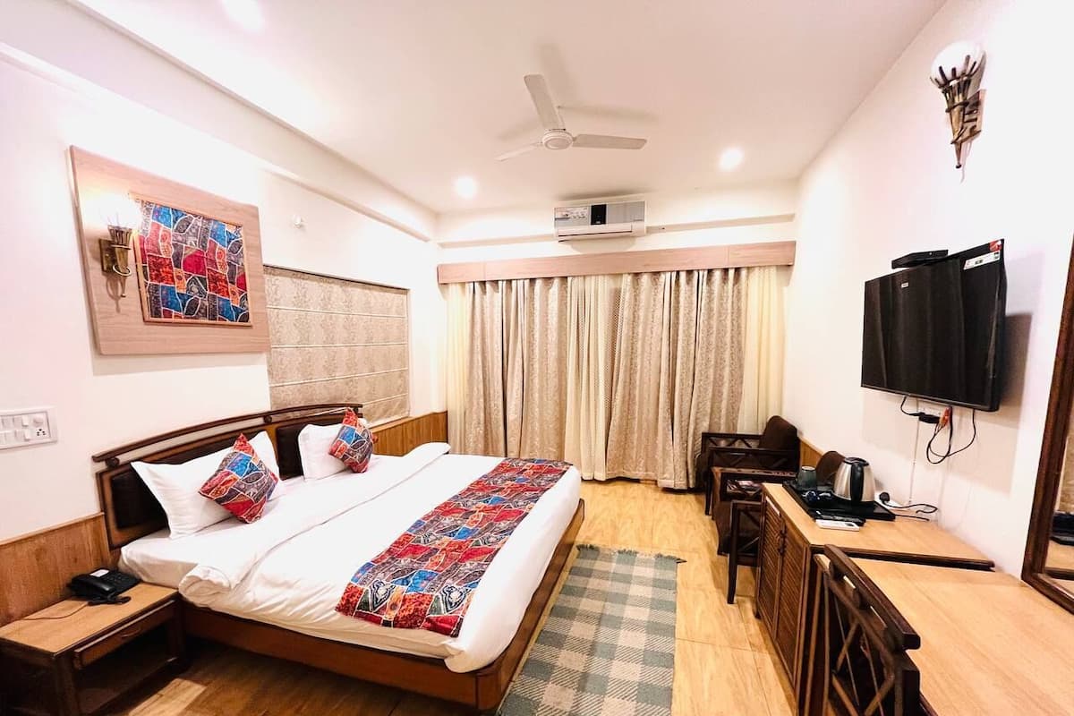 Desk, laptop workspace, iron/ironing board, free WiFi