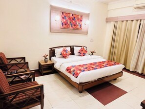 Desk, laptop workspace, iron/ironing board, free WiFi