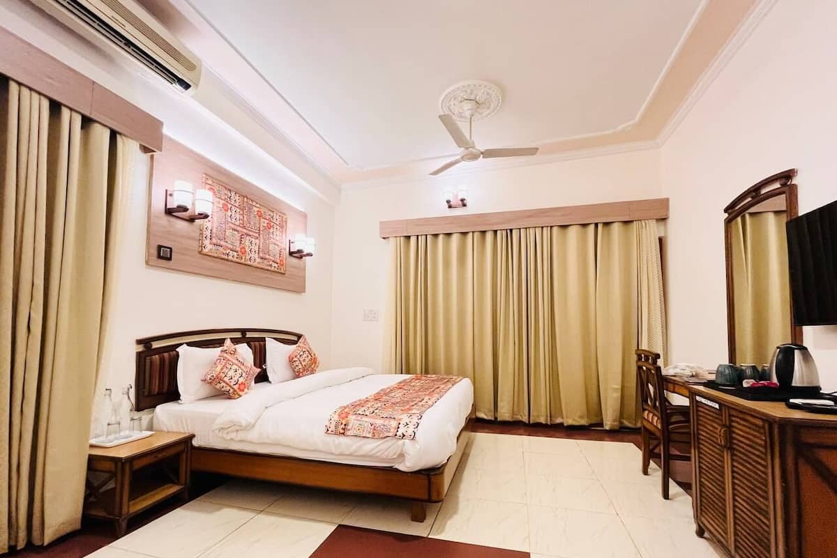 Desk, laptop workspace, iron/ironing board, free WiFi