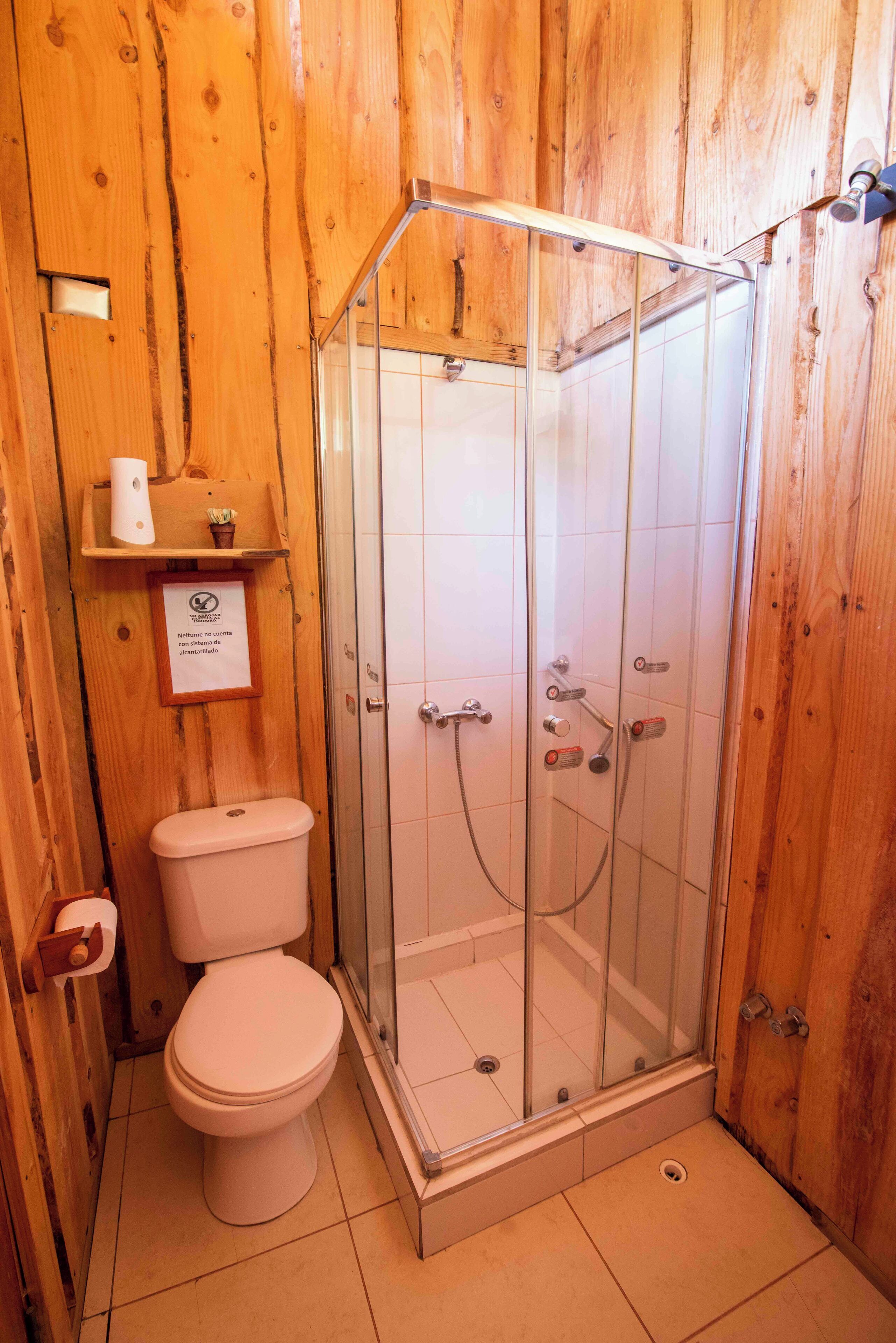 Badkamer | Een douche, handdoeken, zeep, toiletpapier