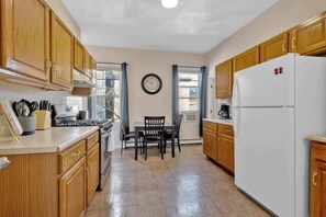 Fridge, microwave, oven, stovetop - 3 Bed 1 Bath Near MIT (Cambridge)