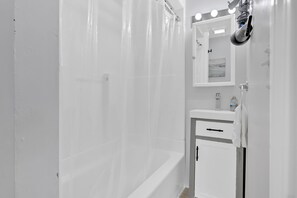 Shower, hair dryer, towels - 3 Bed 1 Bath Near MIT (Cambridge)