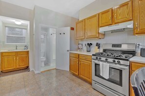 Fridge, microwave, oven, stovetop - 3 Bed 1 Bath Near MIT (Cambridge)