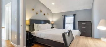 Well Located 3 Bed w/ Free Parking in Kendall Sq