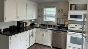 Coffee/tea maker, fridge, microwave, oven - Spacious 2BR Apt in the Heart of Fargo (Fargo)