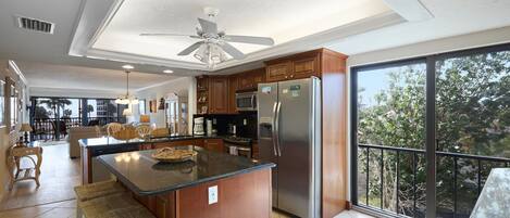 Geladeira, micro-ondas, fogão, cooktop