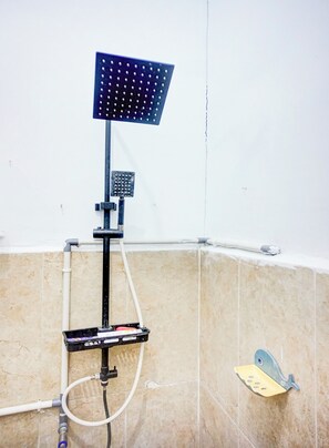 Habitación doble estándar | Baño | Regadera, regadera tipo lluvia, toallas