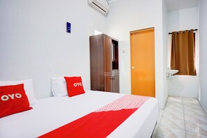 Habitación doble Deluxe | 1 habitación, espacio para trabajar con laptop y ropa de cama