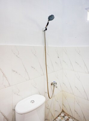 Deluxe Double Room | Bathroom | Shower, rainfall showerhead, towels - Hotel O Medan Timur Near Rsu Madani (Medan)