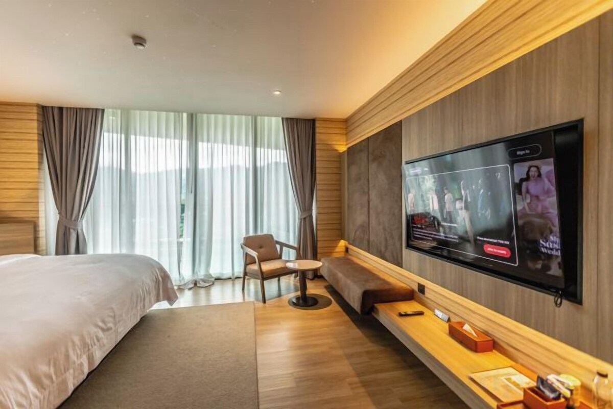 Egyptian cotton sheets, premium bedding, pillow-top beds, minibar