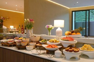 Desayuno buffet diario (THB 550 por persona)