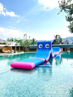 Outdoor pool, pool umbrellas, sun loungers - Viewpoint Khaoyai Hotel (Pak Chong)