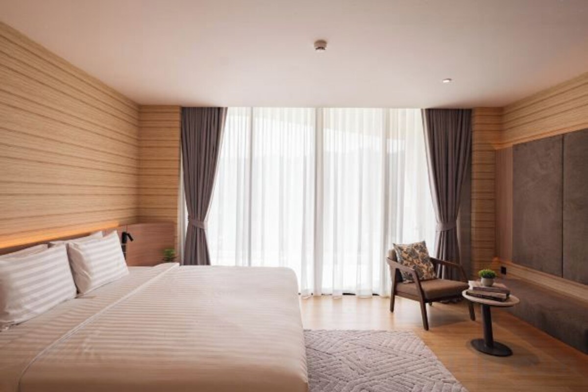 Egyptian cotton sheets, premium bedding, pillow-top beds, minibar