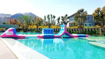 室外泳池;泳池傘、躺椅