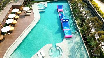 室外泳池;泳池傘、躺椅