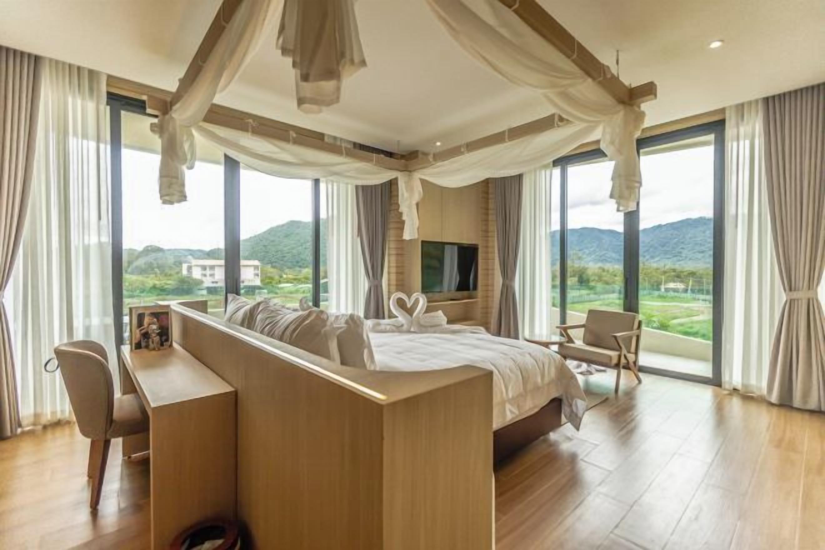 Egyptian cotton sheets, premium bedding, pillow-top beds, minibar