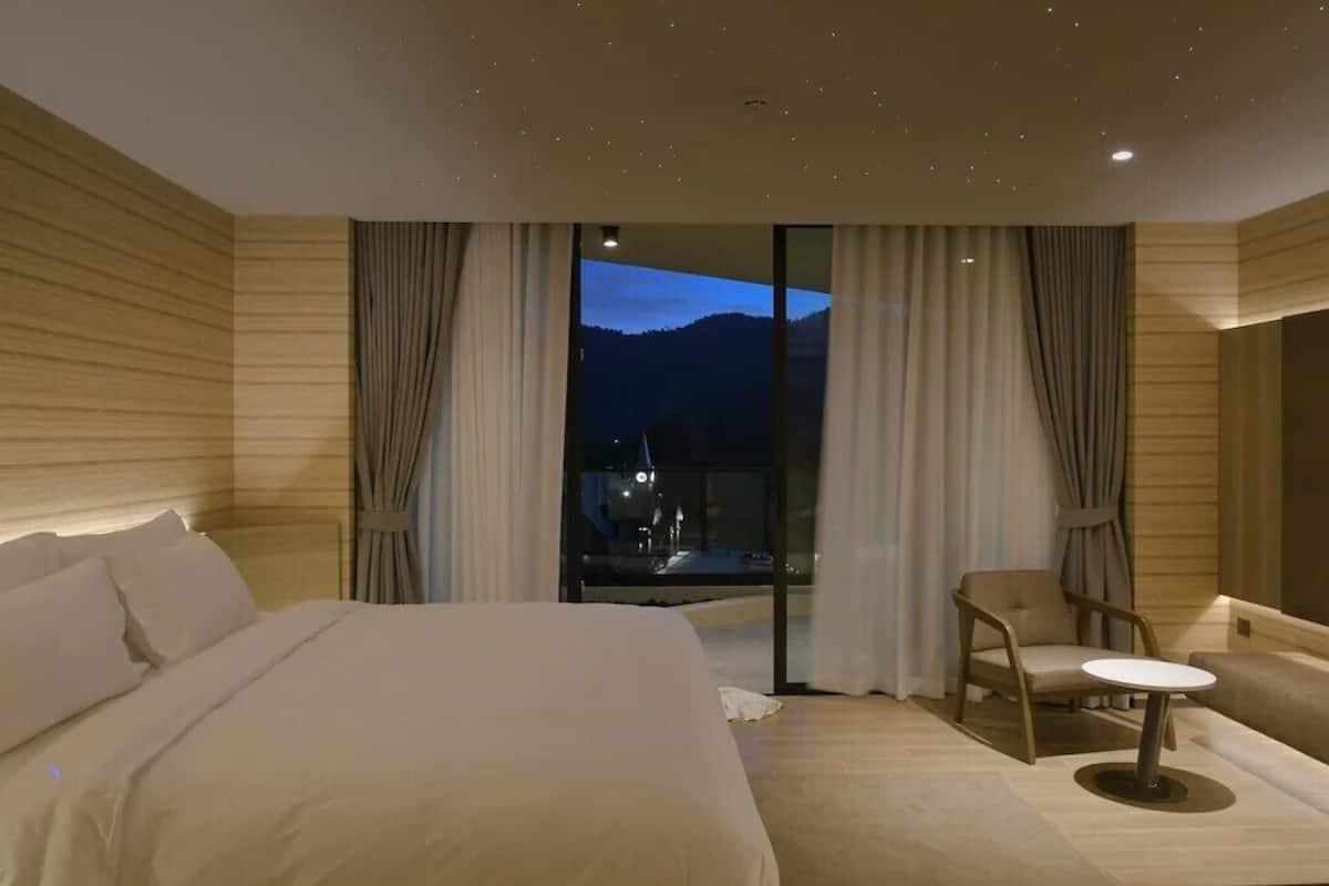 Egyptian cotton sheets, premium bedding, pillowtop beds, minibar