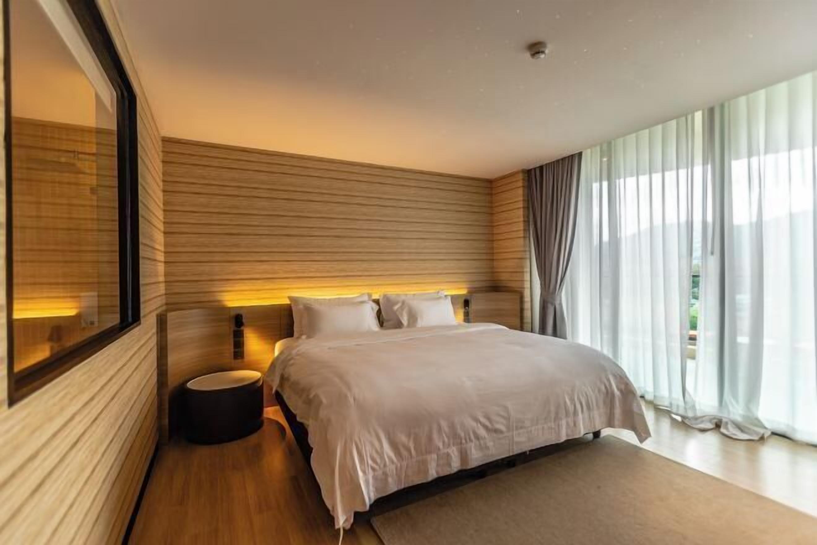 Egyptian cotton sheets, premium bedding, pillow-top beds, minibar