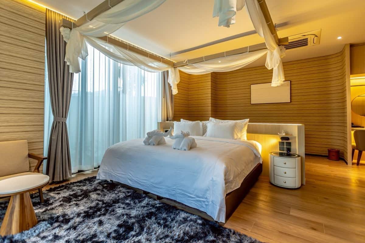 Egyptian cotton sheets, premium bedding, pillow-top beds, minibar