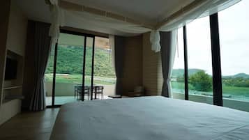 Canyon Spa 1 Bed Room | Egyptian cotton sheets, premium bedding, pillow-top beds, minibar