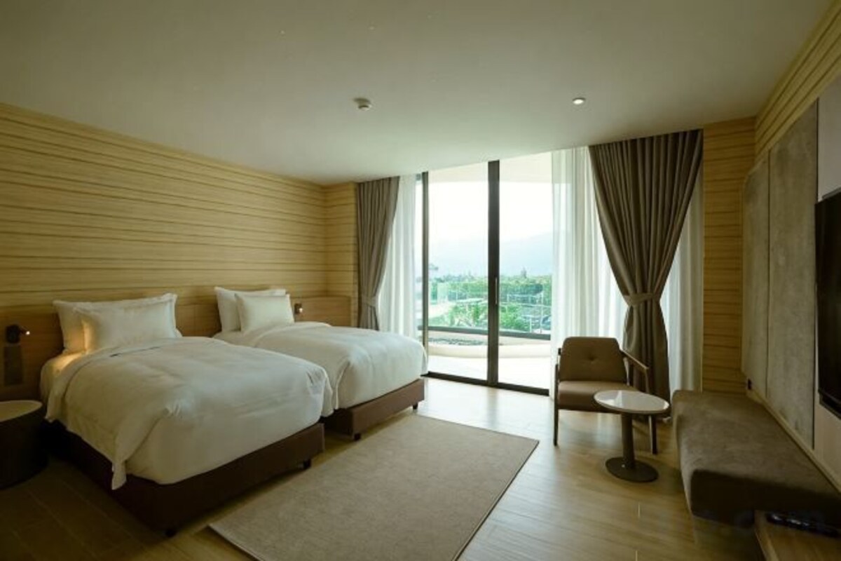 Egyptian cotton sheets, premium bedding, pillow-top beds, minibar