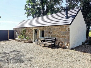 Terrace/patio - Cosy Couples Retreat at The Coop with Hot-Tub (Kilkeel)