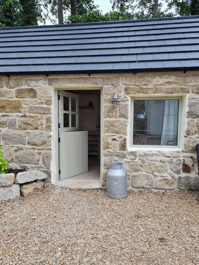Mourne Mountain Cosy Couples Retreat at THE COOP with Hot-Tub (pet friendly) 