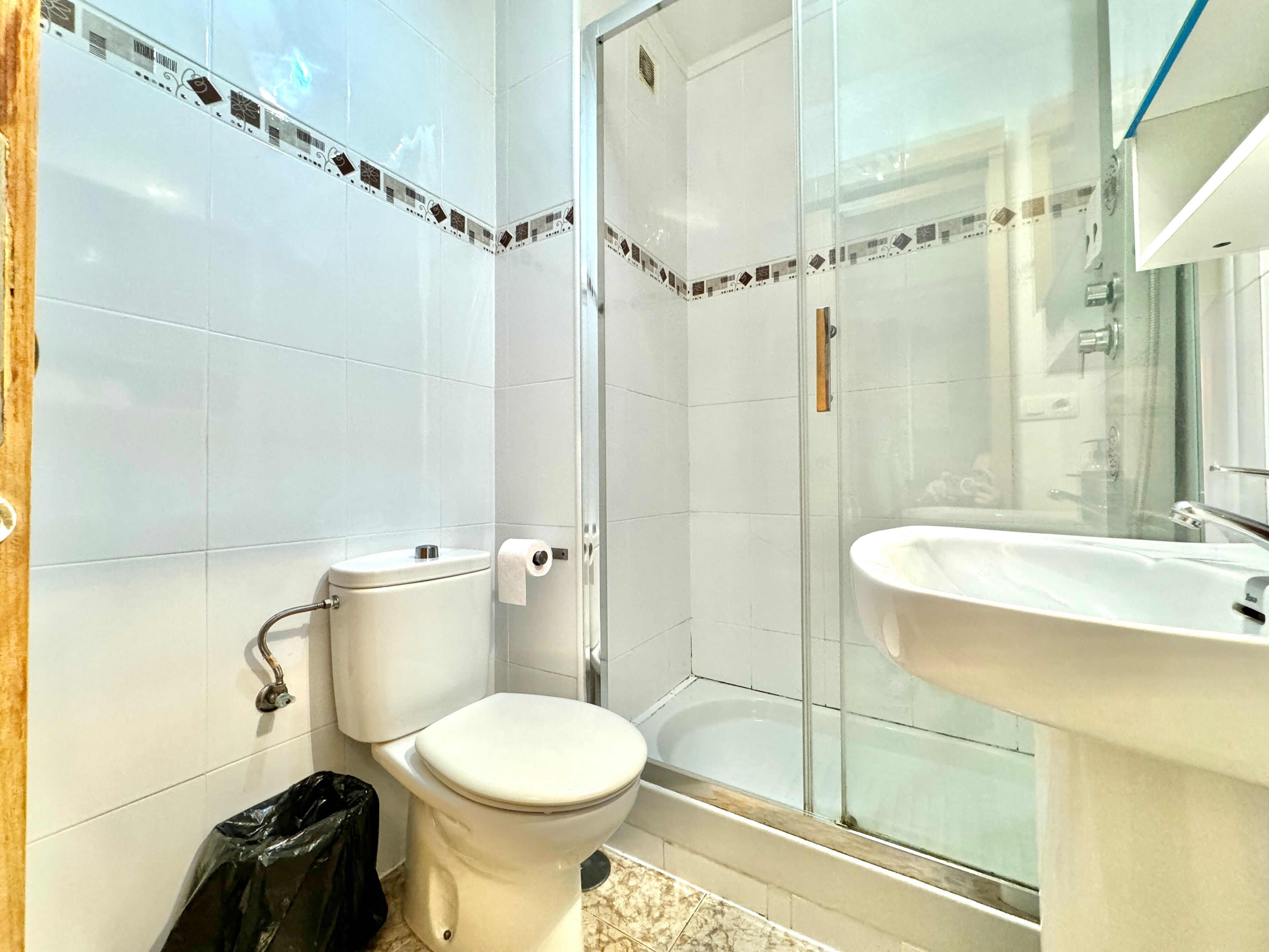 Serviettes fournies, shampoing, papier toilette